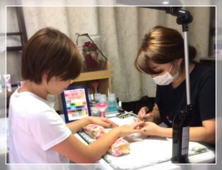 ネイルサロンSUNのジェルネイル作業風景